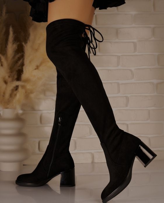 Черни велурени ботуши