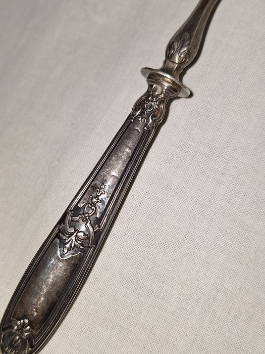 Старинна френска решетъчна лъжица за сервиране със сребърна дръжка