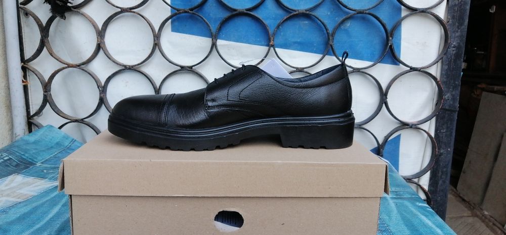 Продавам чисто нови обувки.