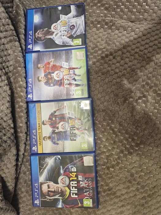 Vănd ps4 simplu cu 2 controlăre și 4 jocuri