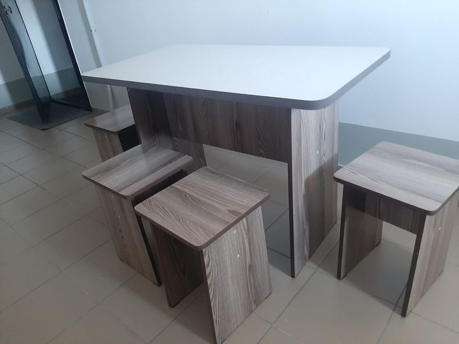 Продам стол и 4 табуретки