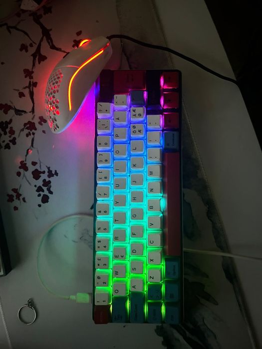 Tastatura glourious + mouse glourious  Negociabil!!