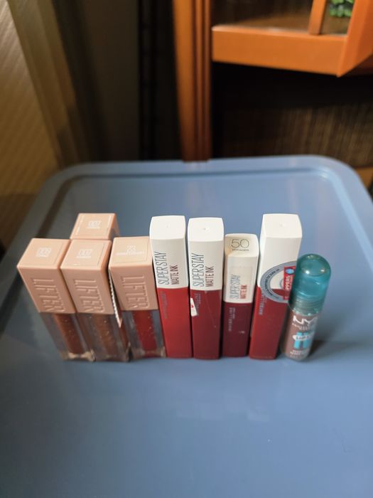 Oferta rujuri si glossuri - 15 lei bucata