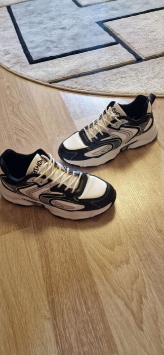 ‼️Adidași sport culoare Alb/Negru Ca Noii‼️