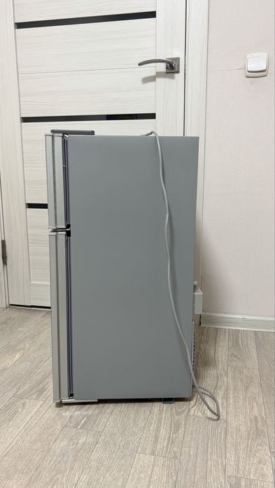 Маленький холодильник с морозильником(77*33)