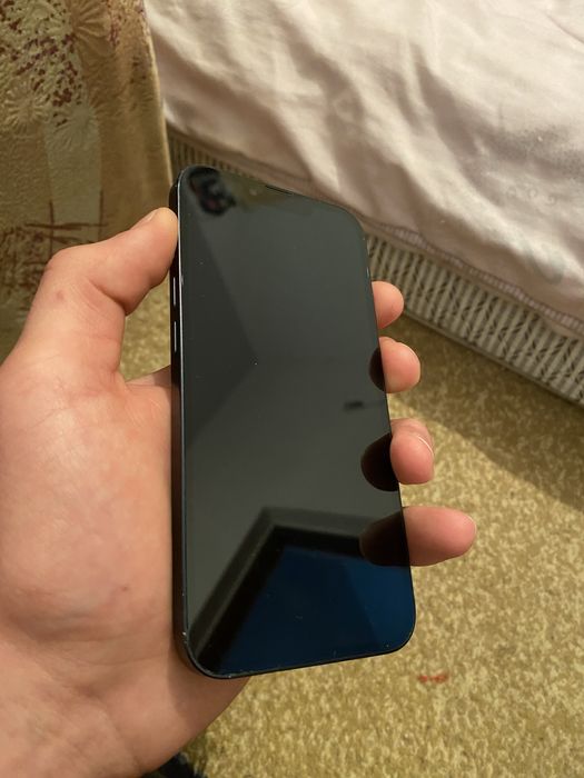 Iphone 13 темно-синего цвета