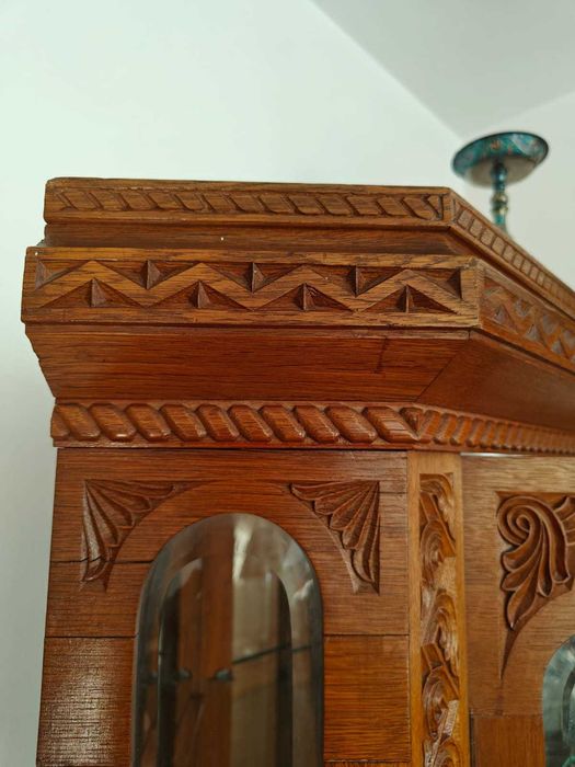 Mobila pentru sufragerie - Vitrina din lemn masiv de stejar cu decoratiuni sculptate, usi din sticla si spate oglinda in stil neo-romanesc