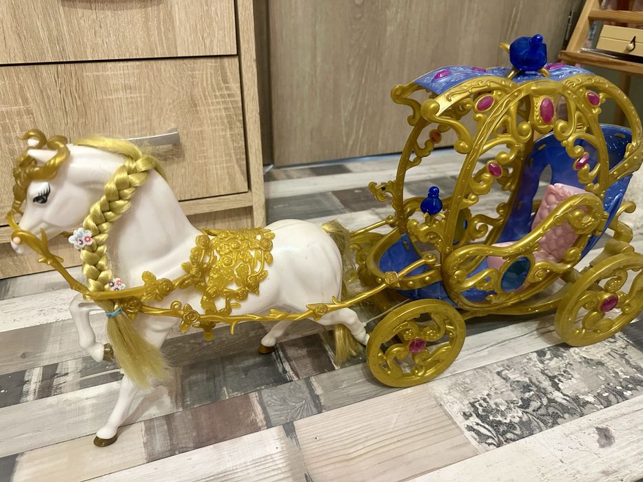 Дървена къща за кукли с обзавеждане Moni Cinderella