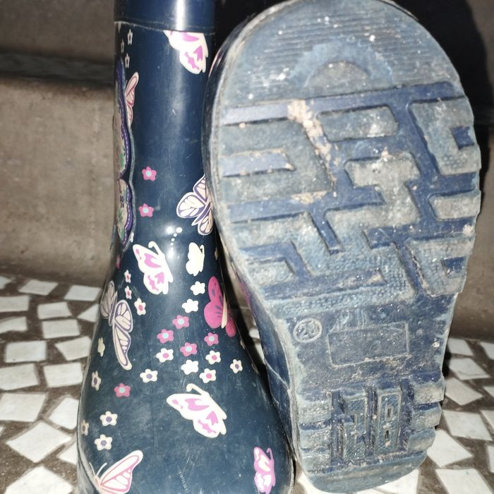 Продам резиновые сапоги на девочку