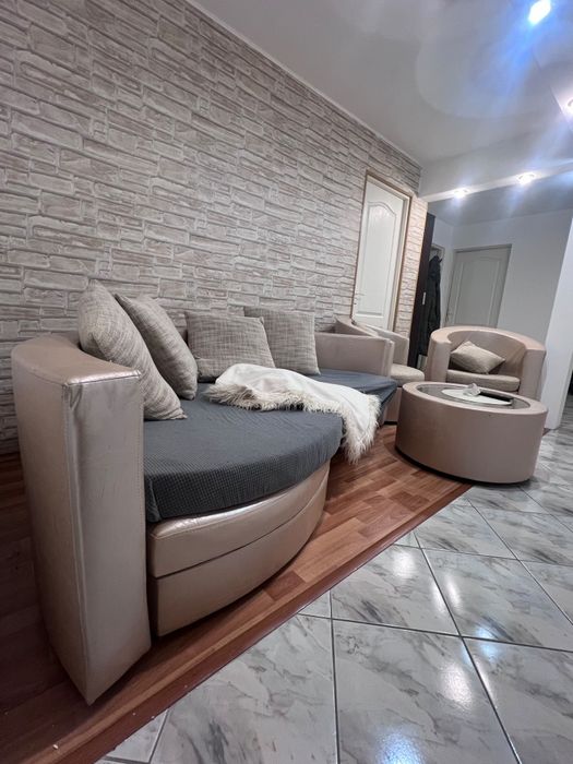 Colțar extensibil oval, măsuță rotunda si 2 fotolii din piele