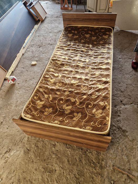 продам кровать с матрасом