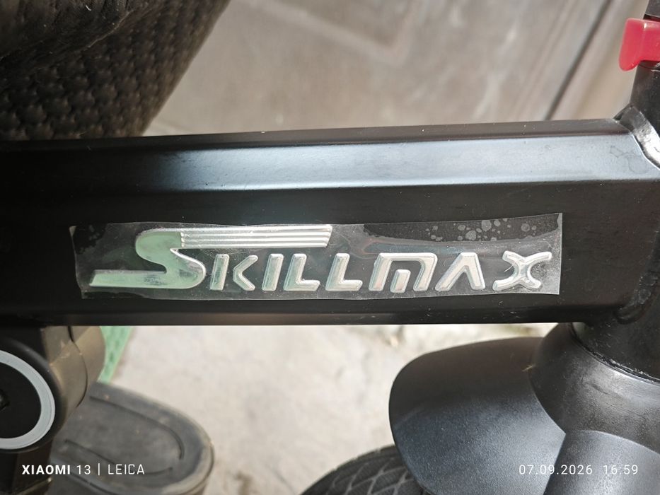Трёхколёсный велосипед skillmax в идеальном состоянии.