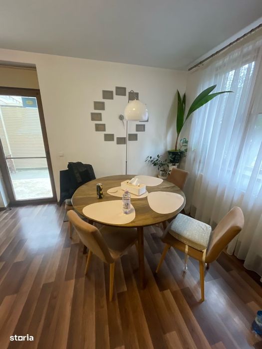 Casă modernă tip triplex, unitate de capăt