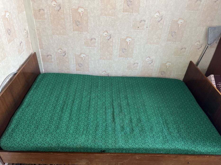 Кровать с матрасом
