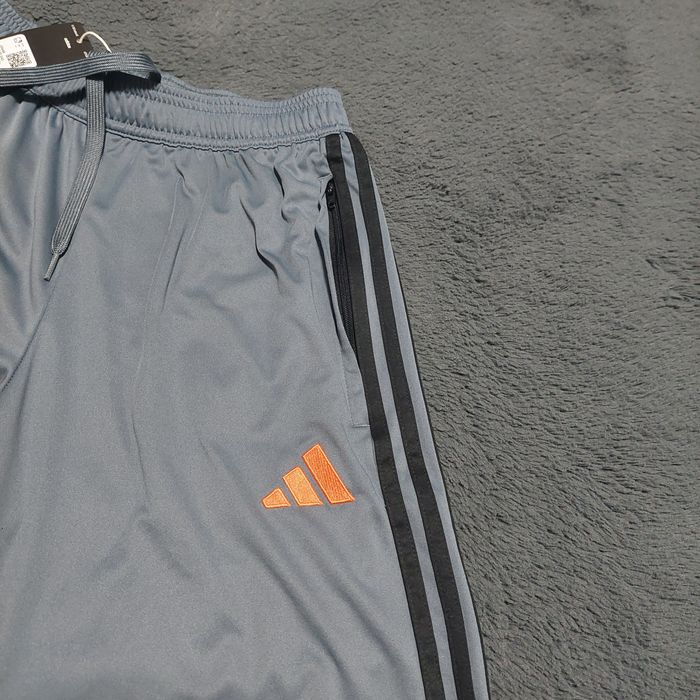 Pantaloni scurti adidas cu buzunare  cu fermoar