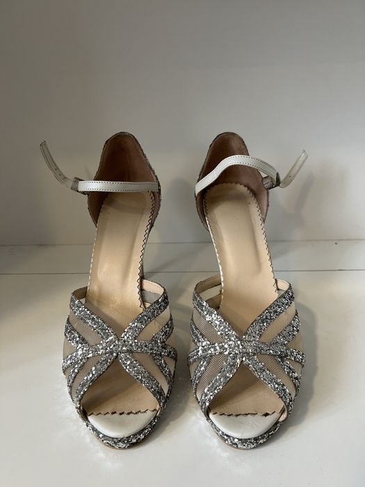 Pantofi sandale albi