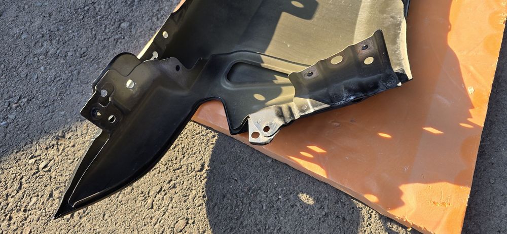 Крыло переднее правое на cadillac escalade