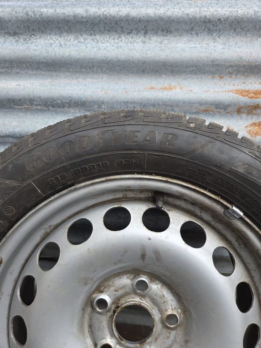 Vând  janta cu cauciuc pe ea dimensine215/55/16