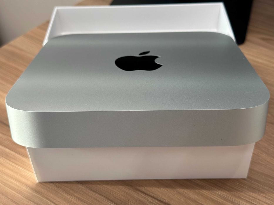 Apple Mac Mini M1, 16 GB, 512 SSD + SAMSUNG ViewFinity S8 27"