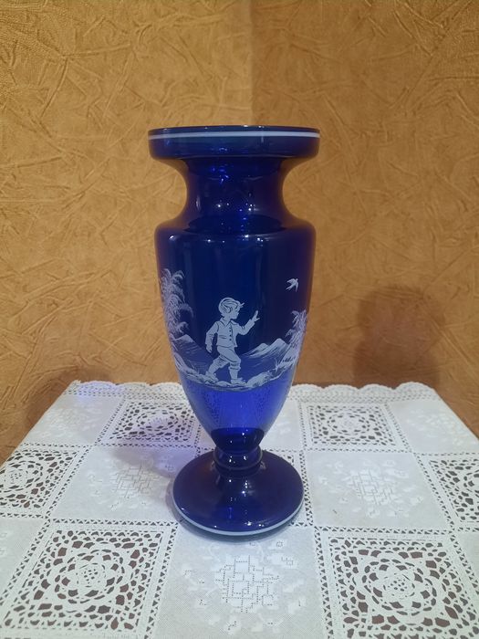 Коллекционная, винтажная ваза из кобальтового стекла в стиле «Mary Gre