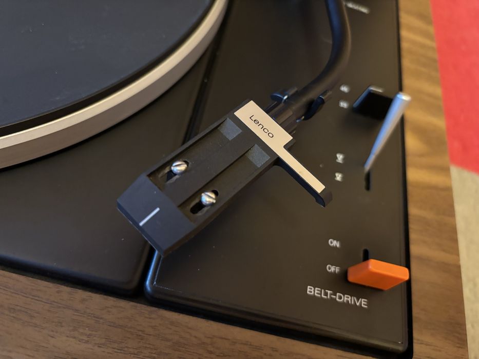 Грамофон Lenco L82