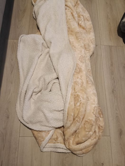 Pătură cu blăniță 1.50 M x 2 M in stare bună.