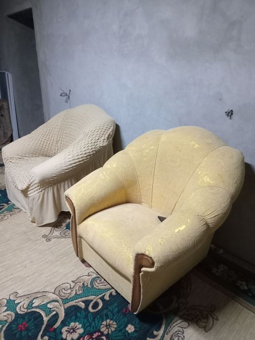 Диван и два кресла.