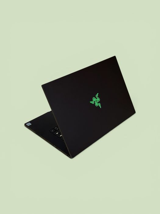 Геймърски Лаптоп 15.6’Full HD IPS 300Hz RTX 2080 Super 8GB Core I7-10875H Razer Blade Advanced 15 32GB DDR4 1TB SSD