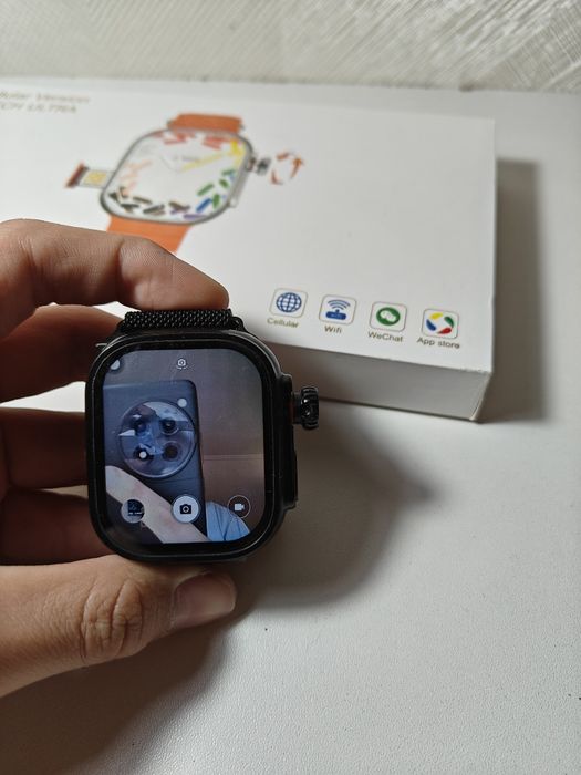 Часы с камерой на 180°.