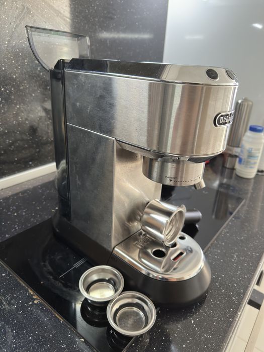 Delonghi Dedica 685.M кафемашина + бонус  Bosch кафе малачка