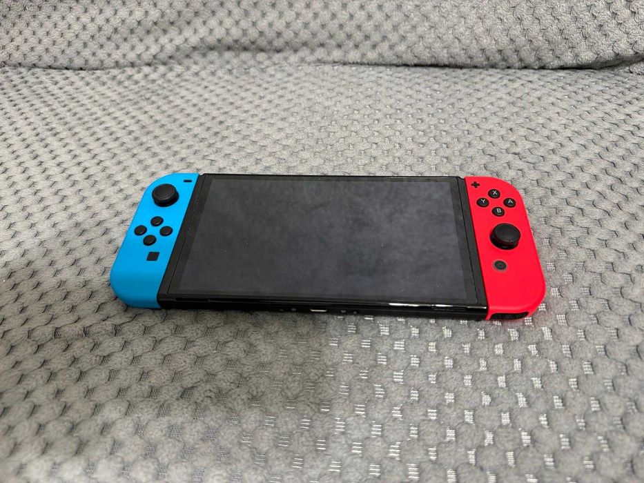 Vând Nintendo Switch OLED (Neon Blue/Red) + Husă de protecție