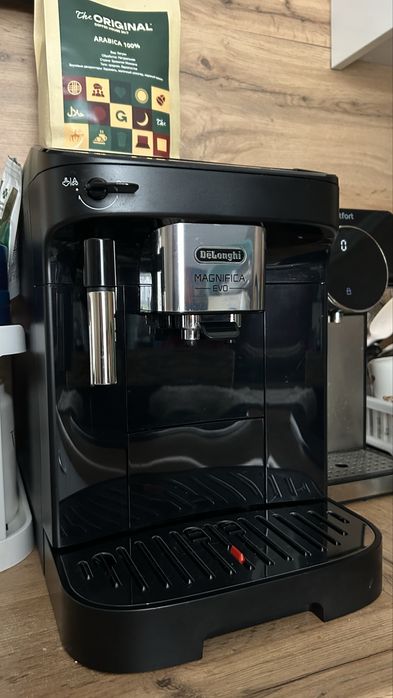 Продам кофемашину Delonghi Magnifica Evo
