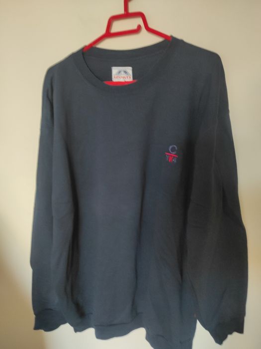 Pulovere, jersee, mărimi diferite, modele diferite, culori diferite.