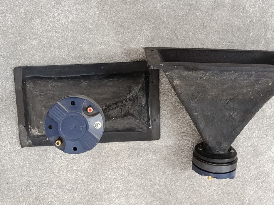 Динамик сотилади 15дюм 500ваттишлаши зур сотилади