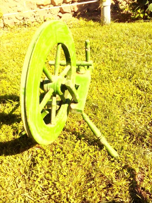 Чекрък за предене на вълна от 1937г,2 вретена и 4 бр.масури с размери