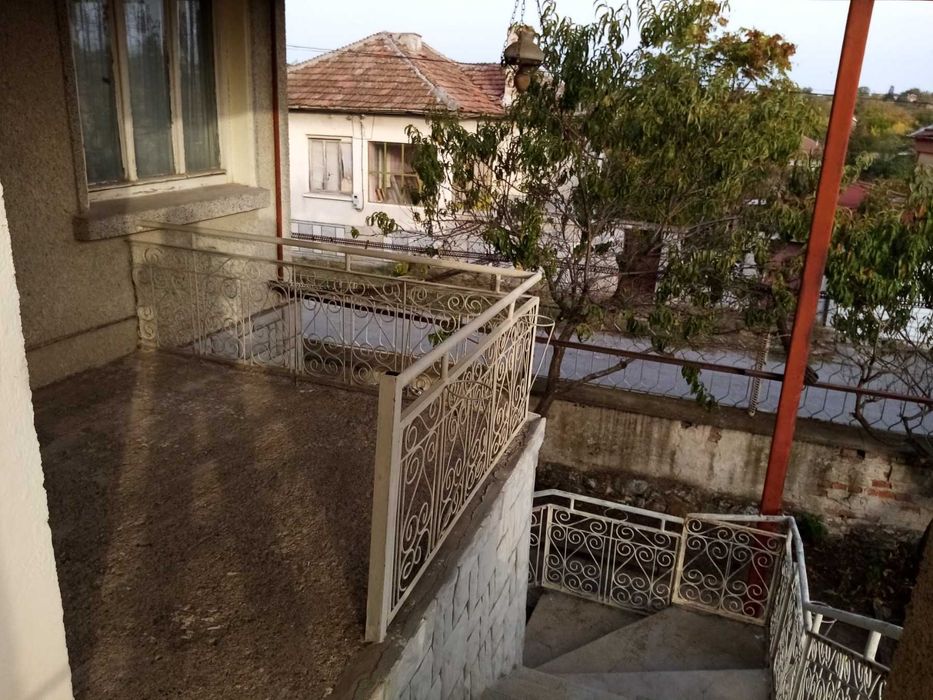 Двуетажна къща с двор