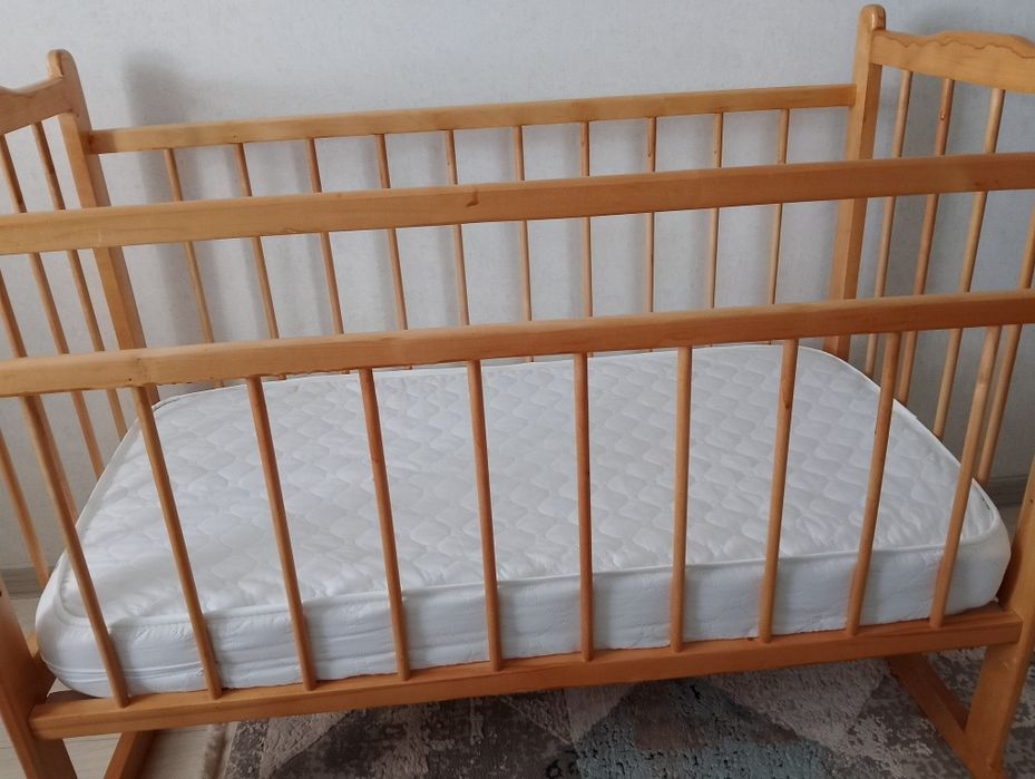 Кроватка с матрасом и бортиками