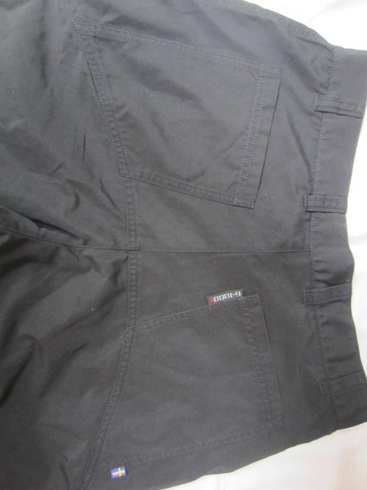 Pantalon bermude Fjall Raven, masura 40, material G-1000(65%polyester+35%bumbac), culoare neagra, stare f. buna (simbolul de pe crac este usor uzat)