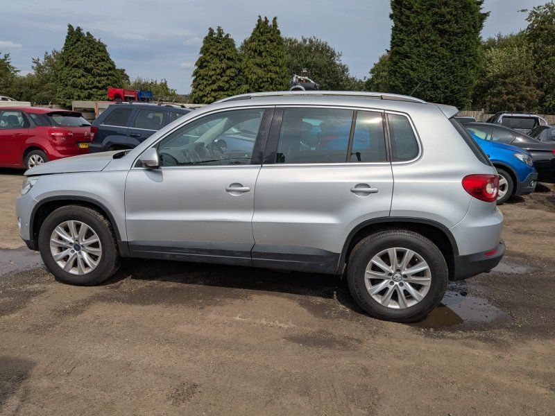 Dezmembrari / Dezmembrez Volkswagen Tiguan (5N) 2.0 TDI CBAB cutie viteze manuala cod culoare LA7W