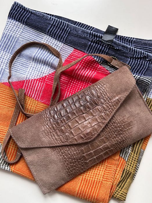 Кожена клъч чанта и цветен шал Marc O’Polo