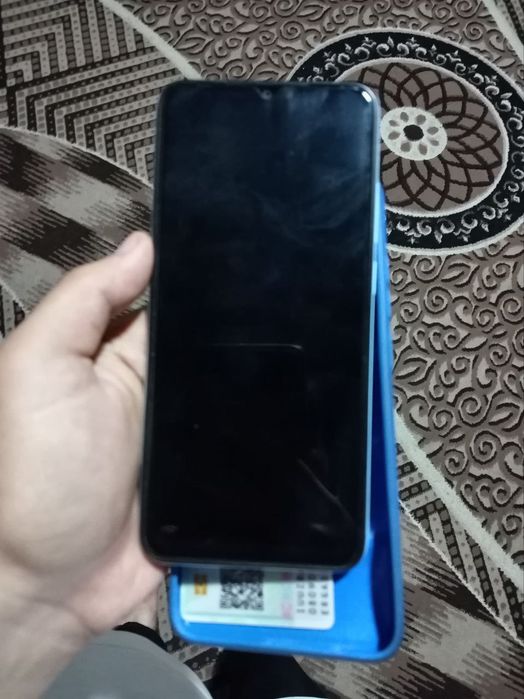 Redmi A 02 xolati yaxshi hech qayeri almashmagan stiklo ekran joyida