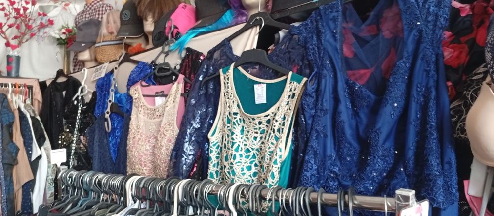 Lot haine second toate sezoanele,  sortate calitate extra,genti , încălțăminte toate sezoanele( fără nici un defec) 2500 kg se vinde  întregul lot