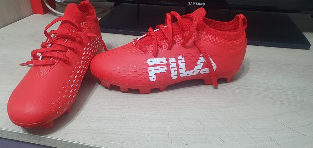 Ghete fotbal noi  fila cu crampoane de plastic .Sunt aduse din Elveția.  Sunt mărimea 38