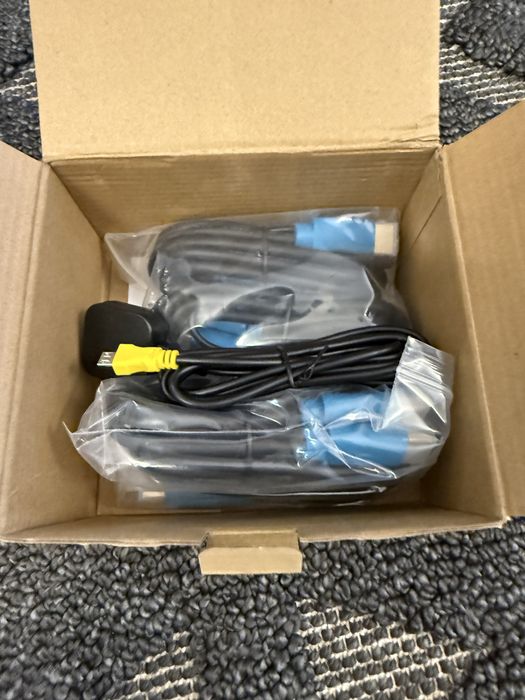 Switch KVM tip dockingstation pt 4 pc si un monitor