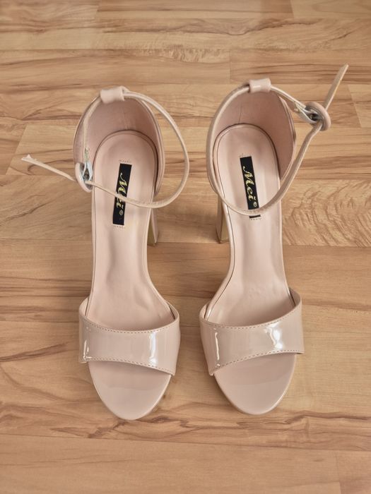 Vand sandale marimea 37