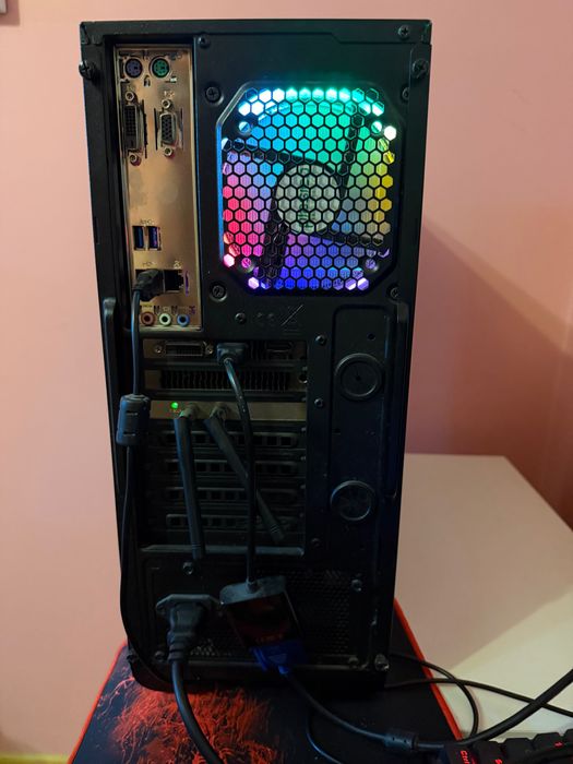 Продавам компютър с 16 GB RAM, 4 GB graphic card и 1.02 TB storage