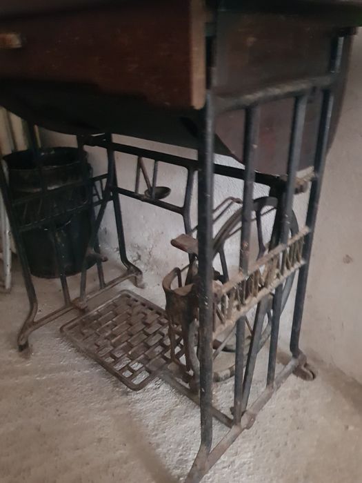 Mașina de cusut Naumann veche de colecție..