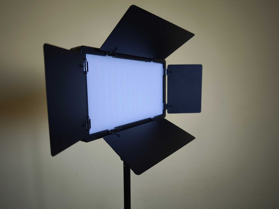 Комплект LED осветление за фото и видеозаснемане U600+ (В комплекта са включени батерии и стативи.)