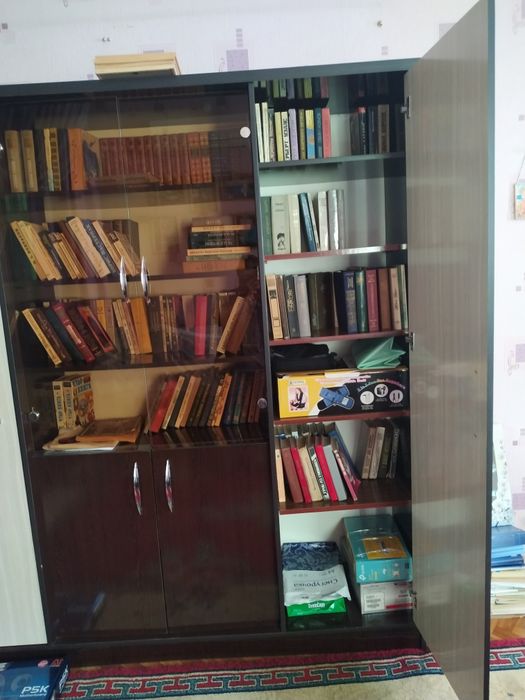 2 комода светлый и тёмный и Шкаф для книг или вещей