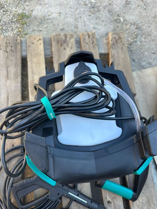 Aparat de spalat auto si curtea
